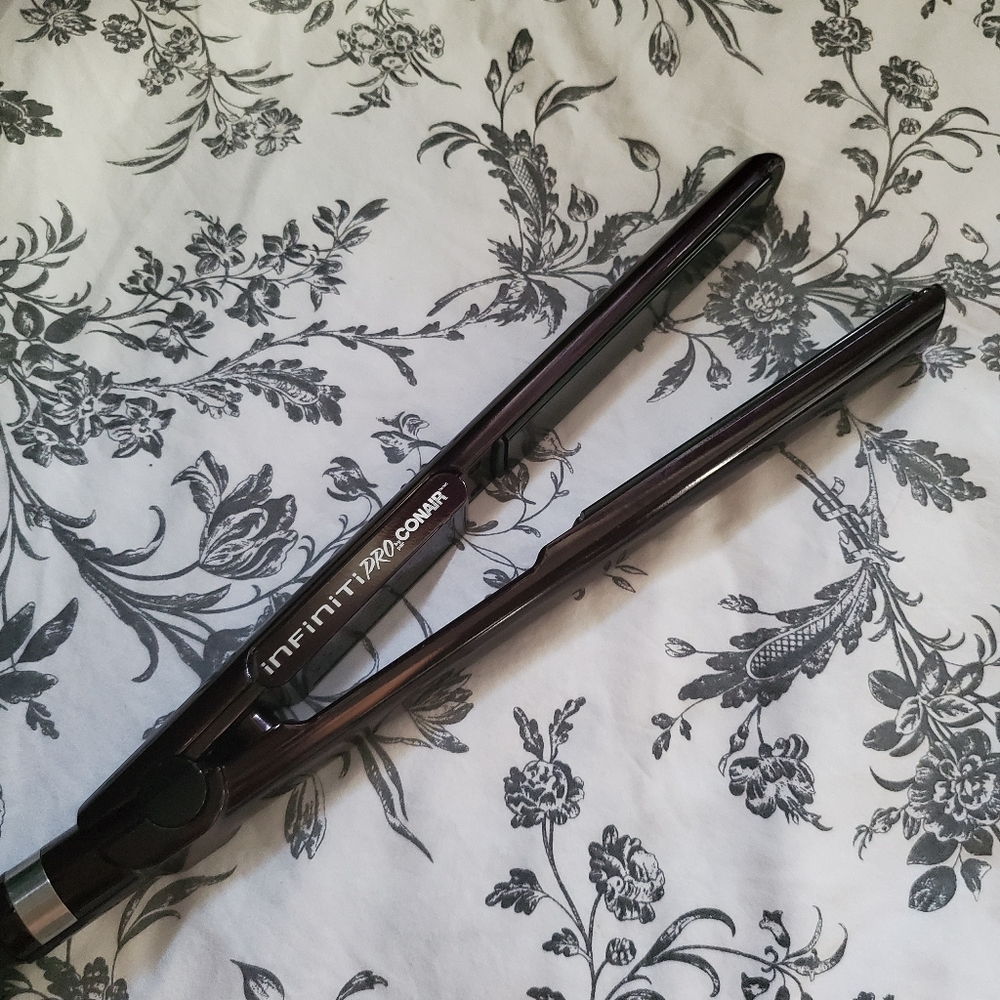 🖤Infiniti Pro Hair Straightener🖤